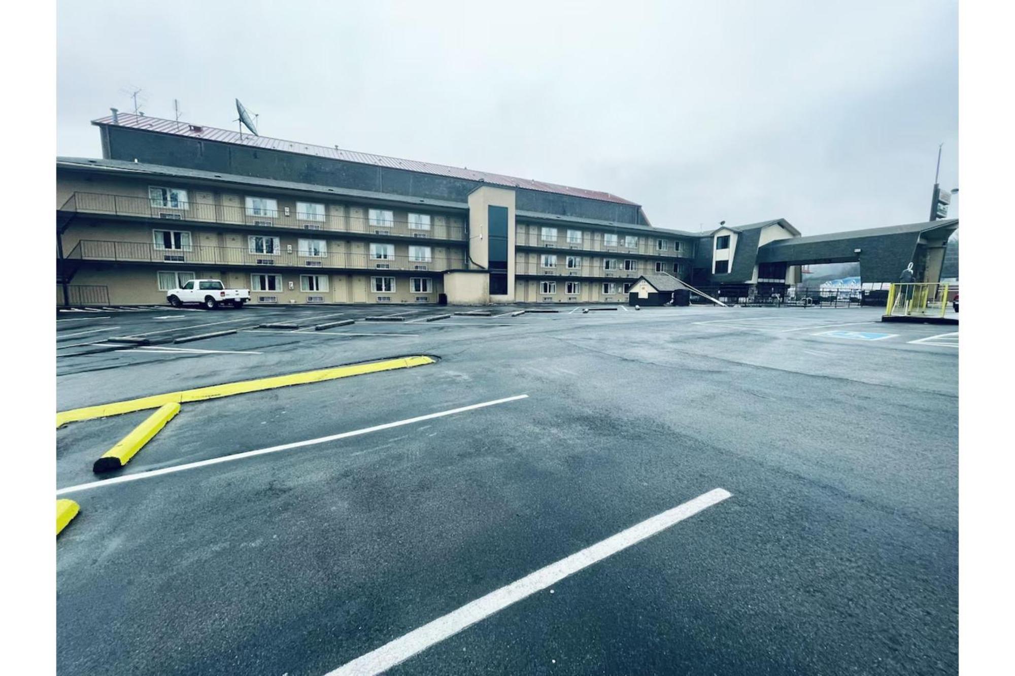 Tennessee Mountain Lodge Riverside By Oyo Pigeon Forge Exterior photo